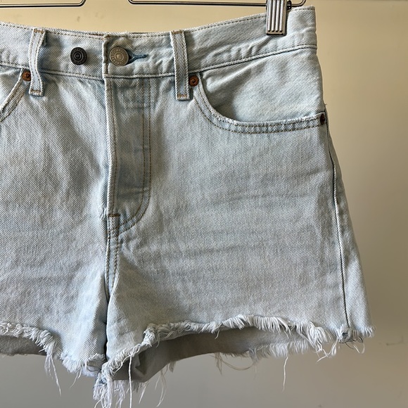 Vintage Levi’s wedgie button fly high rise frayed distressed rigid denim shorts - Picture 9 of 16